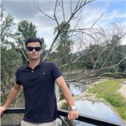 Profesor de Matemáticas y Física imparte clase a alumnos de ESO y Bachillerato